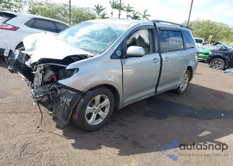 2016 Toyota Sienna Le z USA, uszkodzony, nr VIN 5TDKK3DCXGS691540